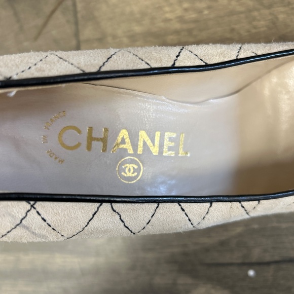 Authentic CHANEL tan suede stitch platform heels pumps 9 - Picture 3 of 8